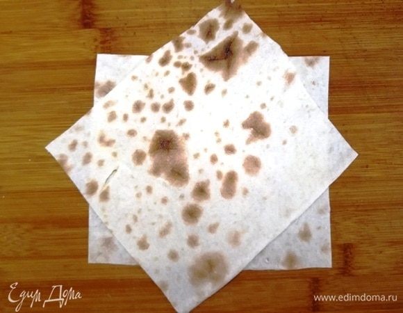 Сверху укладываем второй квадрат лаваша.