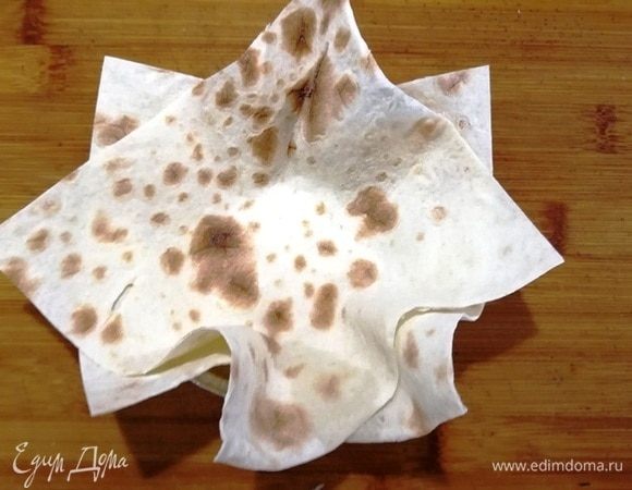 Помещаем конструкцию в формочку для выпечки. Придавливаем низ и формируем корзиночку.