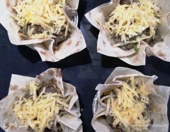 В каждую корзиночку кладем щедрую порцию гречи с печенью. Сверху посыпаем тертым сыром. Отправляем в духовку, разогретую до 200⁰С, буквально на 5 минут, чтобы расплавился сыр и корзинка держала форму.