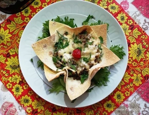 Подаем гречу с печенью в корзиночках из лаваша, украсив зеленью.