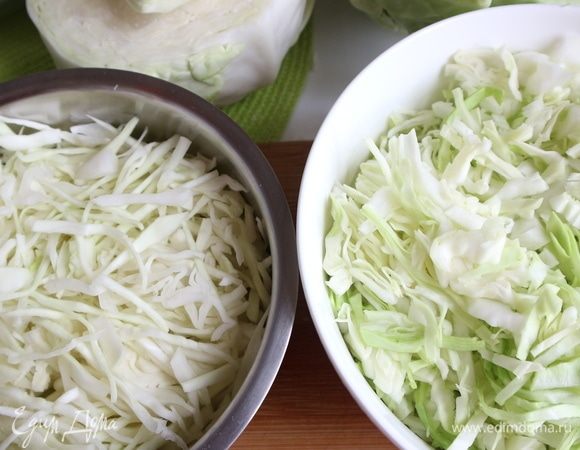 Начинка. Яйца отварить вкрутую, почистить. Капусту нарезать. У меня здесь часть капусты молодой, нового урожая (400 грамм), остальная прошлого года.