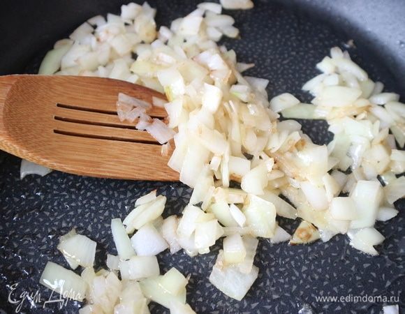 Репчатый лук почистить, нарезать мелко, обжарить на оливковом масле.