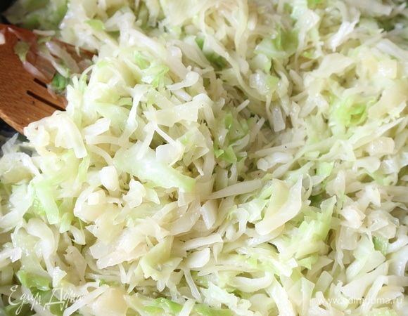 К луку добавить капусту. Обжарить, во время обжаривания добавить соль, сахар, топленое масло, немного воды, перемешать. Выключить огонь.