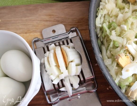 Нарезать яйца, добавить к начинке.