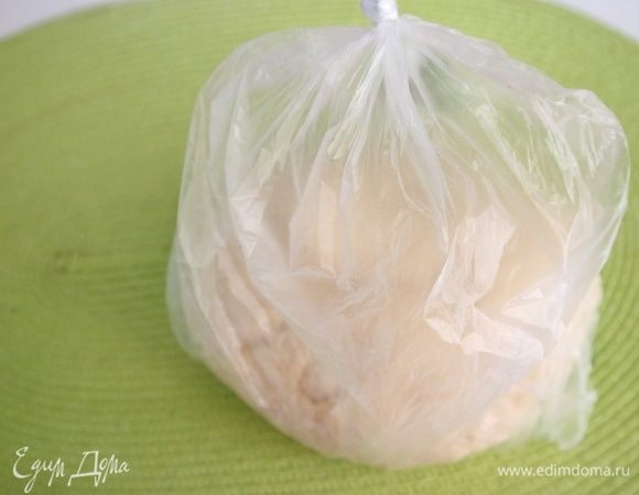 Положить тесто в чистый объемный целлофановый пакет, объем нужен для того, чтобы тесто могло в нем увеличиться в два раза и еще должно остаться место. Пакет не должен иметь дырок. Завязать крепким узлом, чтобы не попала вода в пакет.