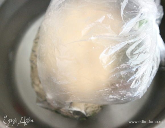 Наполнить большую кастрюлю теплой водой (40–45°C, не выше), положить в нее пакет с тестом, закрыть кастрюлю крышкой и оставить в теплом месте. Весь процесс у меня занял 40 минут.