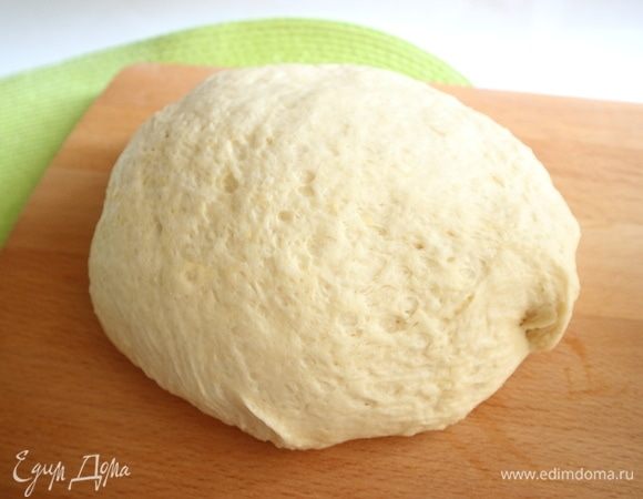 Вынуть тесто из пакета, положить на разделочную доску, смазанную оливковым маслом. На такой поверхности лучше работать с ним.