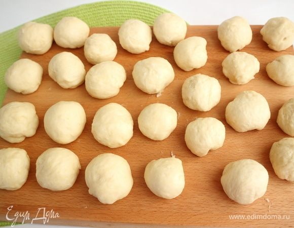 Разделить сдобное тесто на небольшие части для пирожков, придать каждому кусочку форму шара. У меня получилось 27 заготовок для пирожков.