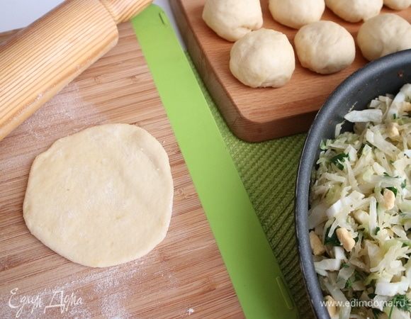 Раскатать сначала один шар из теста на слегка посыпанной мукой поверхности.