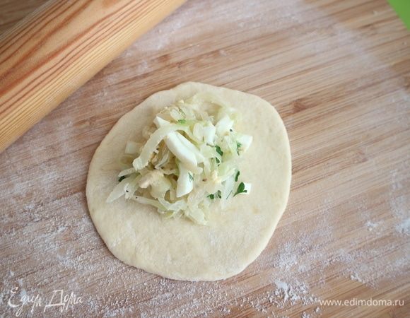 Духовку разогреть до 190°C. Положить начинку.