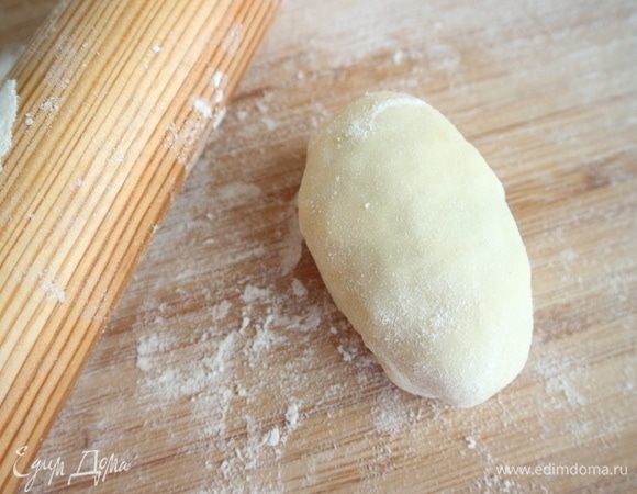 Перевернуть пирожок швом вниз, придать ему объемную форму.