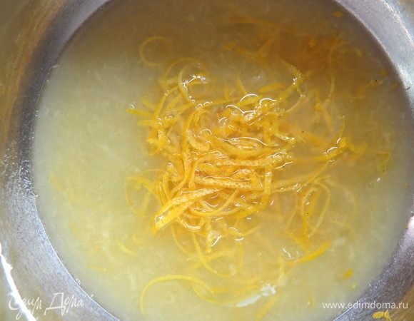 Первым делом приготовим лимонный курд. С одного лимона снять цедру и выжать сок (понадобится около 60 мл). Поместить в сотейник.