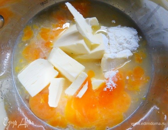 Добавить к лимонному соку и цедре остальные ингредиенты: желтки (курд на желтках нежнее, чем на целых яйцах!), сахар, сливочное масло, нарезанное мелким кубиком, щепотку соли и кукурузный крахмал. Организовать водяную баню: в кастрюльку налить воду, на кастрюлю поставить наш сотейник. Вода должно слабо кипеть, и дно сотейника не должно касаться воды.