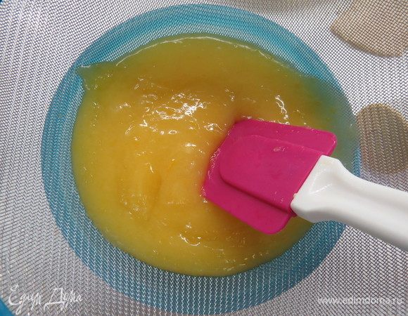 При постоянном помешивании довести смесь до загустения. У меня обычно это занимает 7–8 минут. Если хотите совсем нежную текстуру (без кусочков цедры), курд можно протереть через мелкое сито (но этот шаг не обязателен).