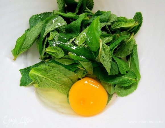 Готовим мятный бисквит. Листья мяты промыть и пробить блендером до однородности вместе с одним яйцом.