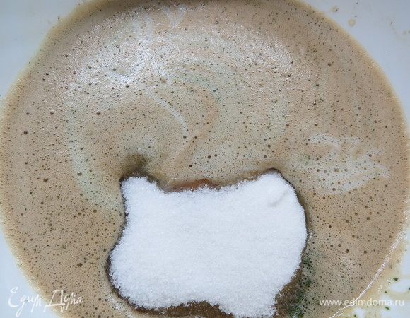 Добавляем сахар, оставшиеся яйца и все хорошо перемешиваем венчиком вручную. Не взбиваем!