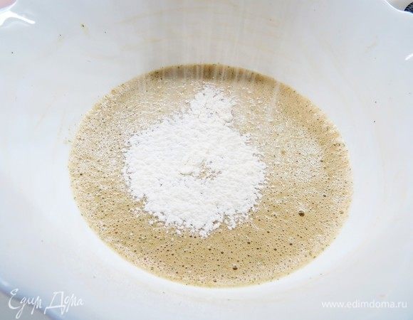 Просеиваем муку и разрыхлитель, добавляем щепотку соли, вымешиваем до однородности.