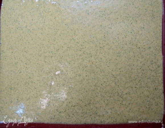 Распределяем тесто тонким слоем на противне, выстеленном пергаментной бумагой (у меня силиконовый коврик с бортиками). Несколько раз ударяем противень по столу, чтобы равномерно распределилось. Отправляем в духовку на 6–8 минут.