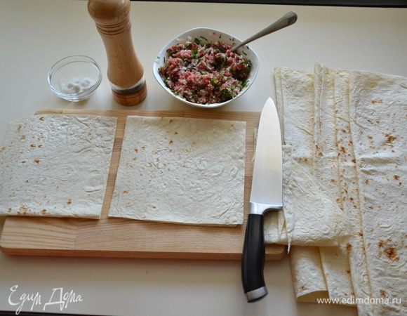 Листы тонкого лаваша нарезать крадратами.