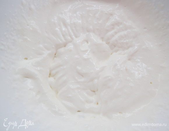 Готовим лимонное суфле. Желатин замочить в воде в соотношении 1:6 (1 г желатина на 6 г воды), затем прогреть до растворения гранул. Сливки взбить до мягких пиков.