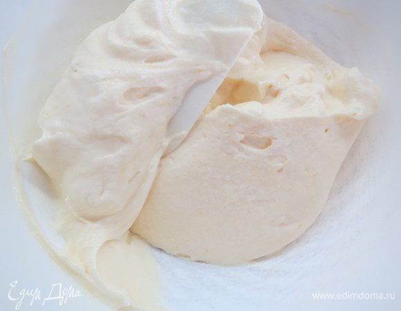 Подмешать ко взбитым сливкам лимонный курд, затем ввести желатин. Лимонное суфле готово.