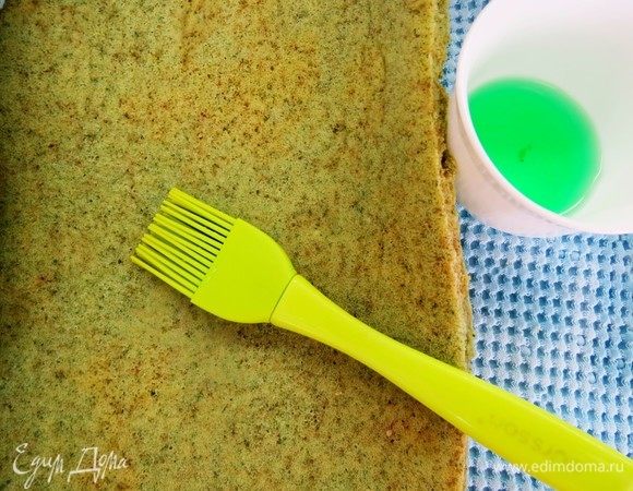 Для мятной пропитки завариваем мяту, добавляем мятный ликер (у меня ядреного зеленого цвета, не пугайтесь) и, по желанию, сахар (я не добавляла), даем настояться 5–7 минут. Разворачиваем остывшую мятную основу, пропитываем пропиткой.