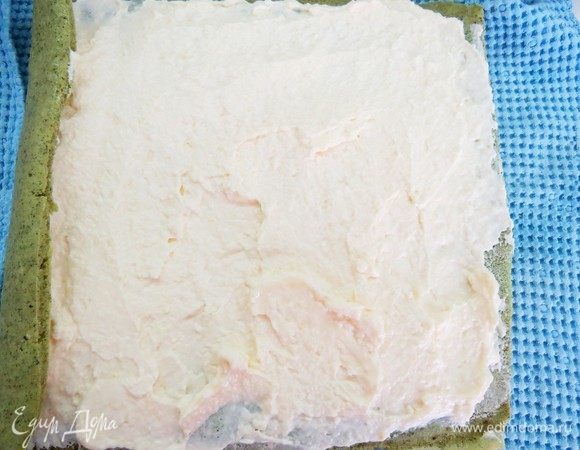 Равномерно выкладываем на бисквит лимонное суфле.