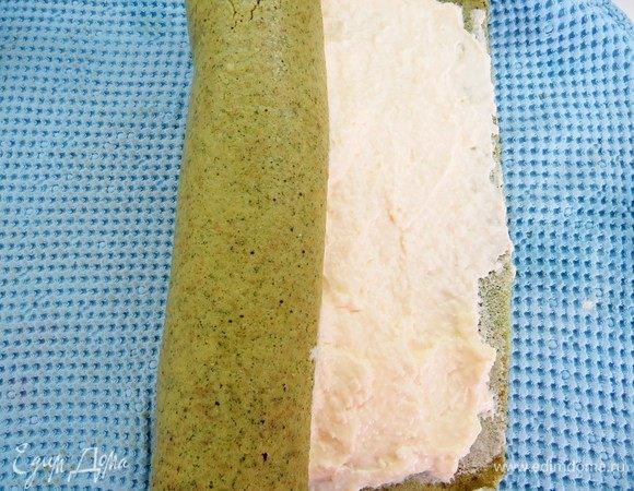 Аккуратно сворачиваем бисквит в рулет.