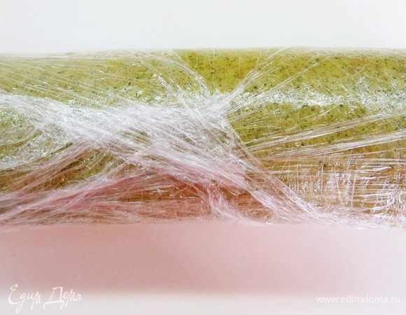 Заворачиваем рулет в пищевую пленку и отправляем в холодильник на несколько часов.