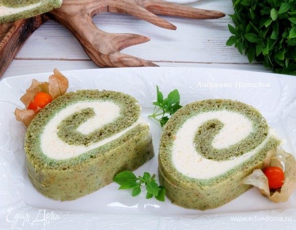 Спустя несколько часов достаем наш рулет, украшаем растопленным белым шоколадом и физалисом. Нарезаем наш ароматный рулет и подаем к чаю!