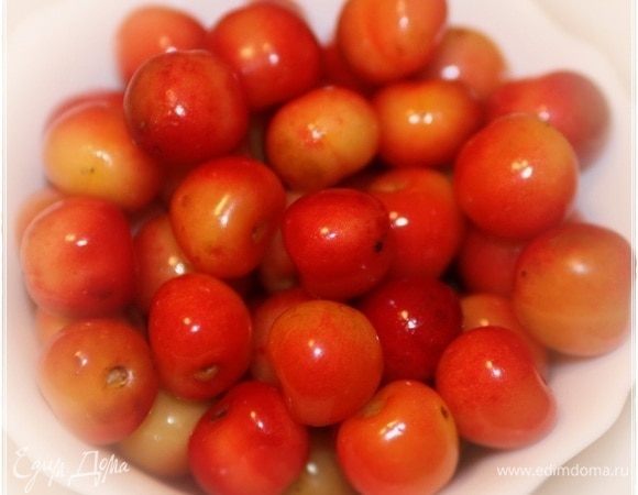 Черешни просто вышел в сад и нарвал. Да-да. Своя у нас.