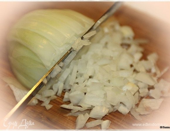 Лук я взял белый. Типа, сказали, из самого Узбекистана. И покрошил его мелко. Потом лук три раза ошпарил. Чтобы, значит, горечь убрать. Салатный-то он салатный, но горечь все-таки есть. Жаль, что крымского в закромах не оказалось. Вот он, очень бы был к месту.