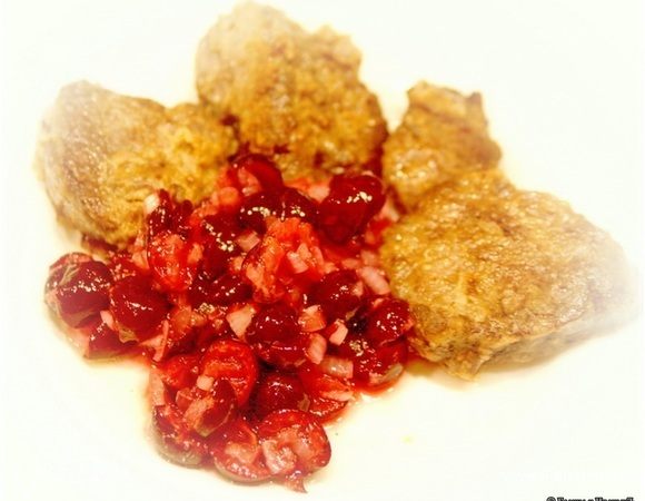 И в холодильник. Пару часов настаивался. Ну, вот, собственно, и вот! Рекомендую со всей силой. Но! Все-таки нужен еще какой-то нюансик. Думается мне, что каждый раз, в зависимости от вкуса ягод, он должен быть другим. Лимончик там, или еще чего. Так что будем экспериментировать! Ангела вам за трапезой!