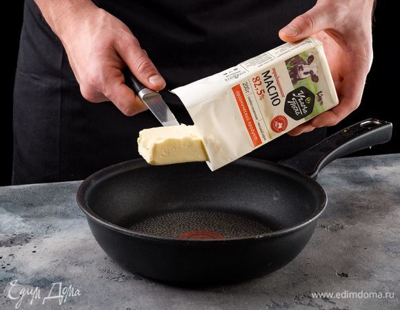 В другой сковороде разогрейте масло сливочное традиционное ТМ «Углече Поле». <br />
 