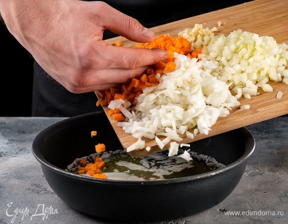 Обжарьте овощи.
