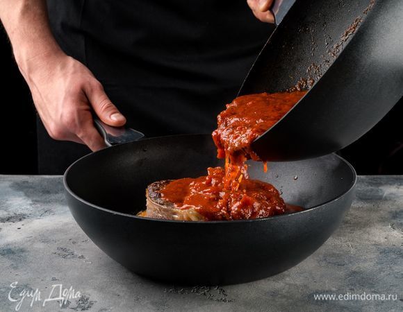 К овощам выложите стейки. Залейте все томатным соусом и готовьте до мягкости мяса.<br />
 