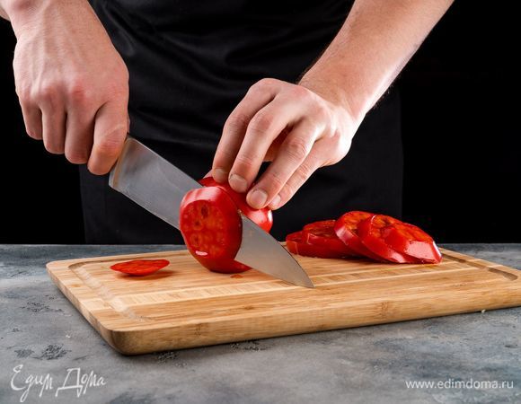 Помидоры вымойте, обсушите и нарежьте кружочками толщиной 0,5 см.<br />
 