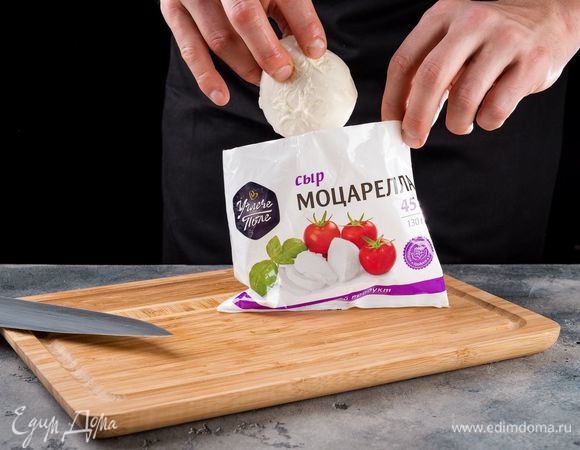 Нарежьте кружочками такой же толщины крупные шарики моцареллы ТМ «Углече Поле».