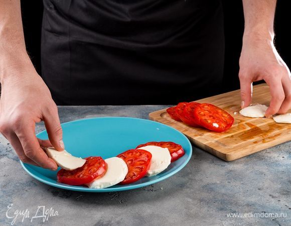 Выложите помидоры и моцареллу, чередуя, немного внахлест.<br />
 