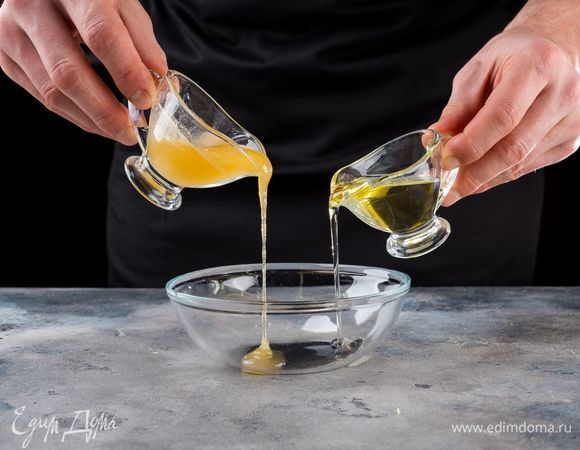 Приготовьте ароматную заправку. Для этого смешайте масло с уксусом и медом, посолите, поперчите по вкусу.<br />
 