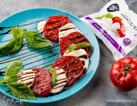 Украсьте салат базиликом, полейте заправкой и подавайте к столу. Приятного аппетита!