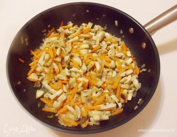 Овощи и грибы обжаривать в течение 5 минут, периодически помешивая.
