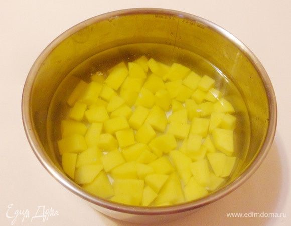 В кастрюлю влить воду, довести до кипения, положить картофель. Дать закипеть на сильном огне, затем огонь убавить и варить картофель под крышкой около 5 минут.