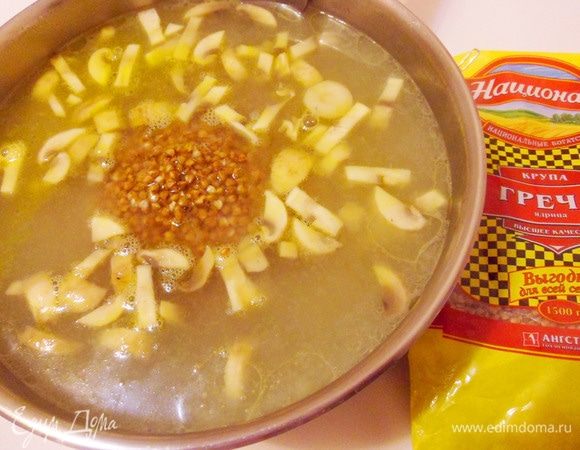 Затем добавить в кастрюлю обжаренные овощи с грибами и промытую гречу ТМ «Националь». Варить до полуготовности около 10 минут.