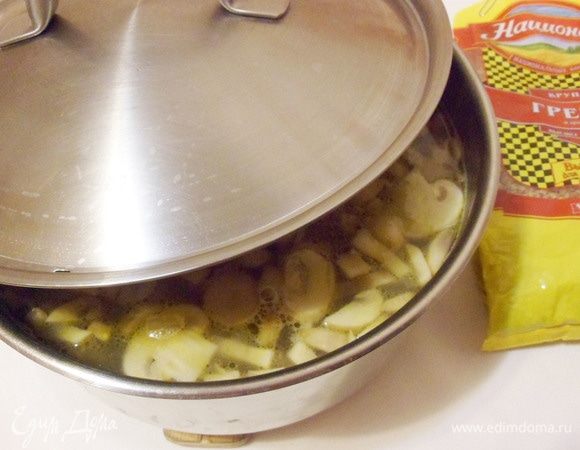 После этого отправить кастрюлю в разогретую до 180°C духовку. Томить до готовности гречневой крупы минут 15–20. Не поддавайтесь искушению доварить суп на плите на медленном огне, в духовке суп получается очень вкусным, томленым.