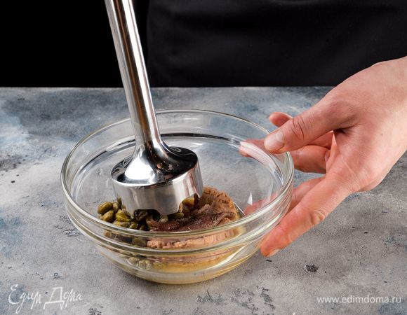 Приготовьте соус, измельчите блендером тунца, анчоусы и каперсы, порубите кинзу.<br />
 