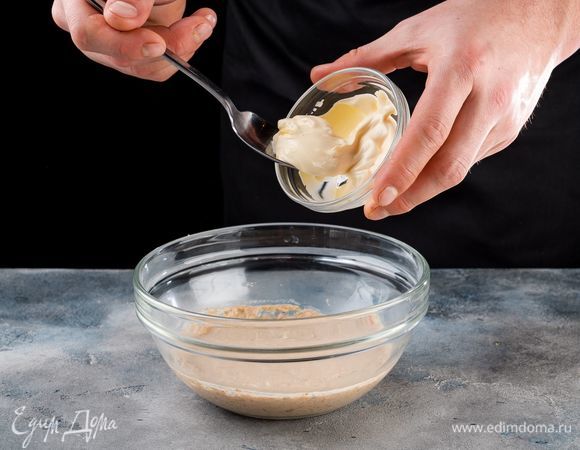 Добавьте майонез в массу и специи по вкусу.<br />
 