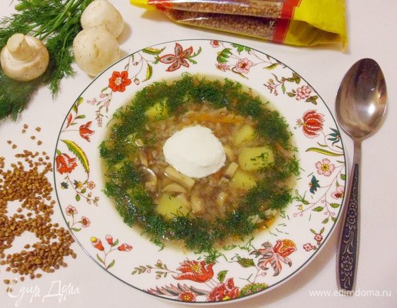 Осталось только разлить готовый суп по тарелкам. Щедро добавить зелени (у меня укроп) и сметану.