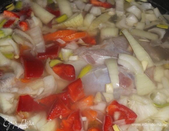 Крыло залить водой, добавить лук, морковь, перец острый и болгарский. Соль по вкусу. Тушить 1,5 часа на среднем огне.