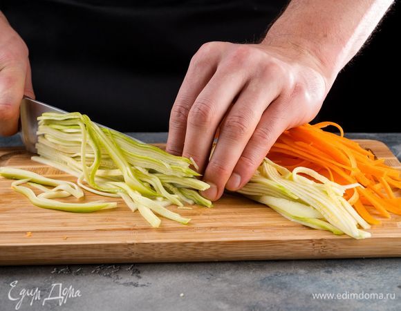 Очищенную морковь и кабачок нарежьте длинными тонкими полосками (можно воспользоваться овощечисткой).<br />
 